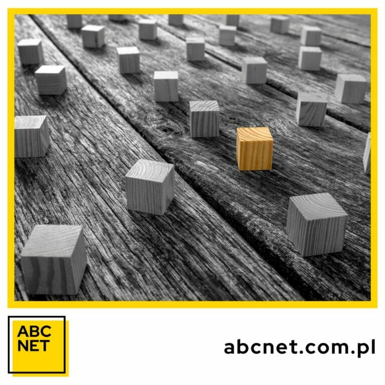 Czym różnią się zapytania strukturalne od zapytań proceduralnych w bazach danych