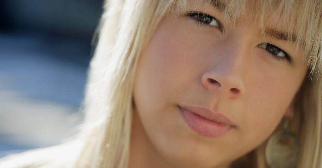 blond wlosy i brazowe oczy