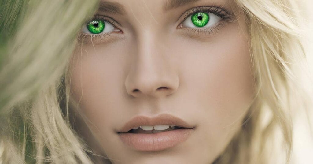 blondynka z zielonymi oczami