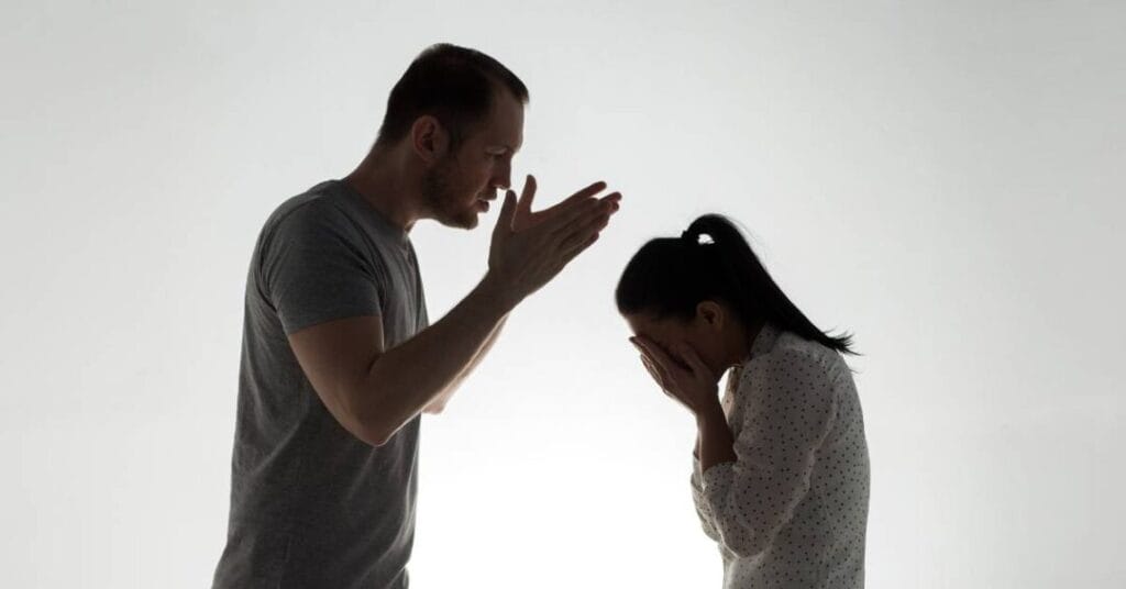 izolowanie partnera jako przemoc klotnia