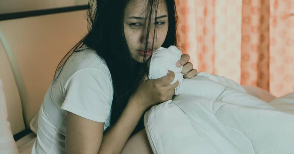 izolowanie partnera jako przemoc smutna dziewczyna