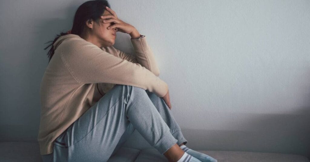 izolowanie partnera jako przemoc smutna kobieta