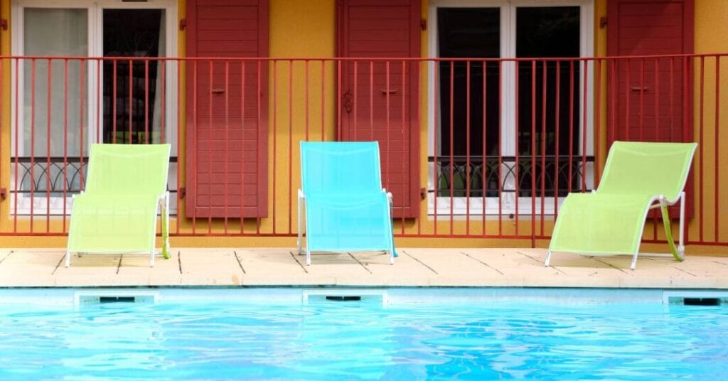 lezak poliestrowy szezlong