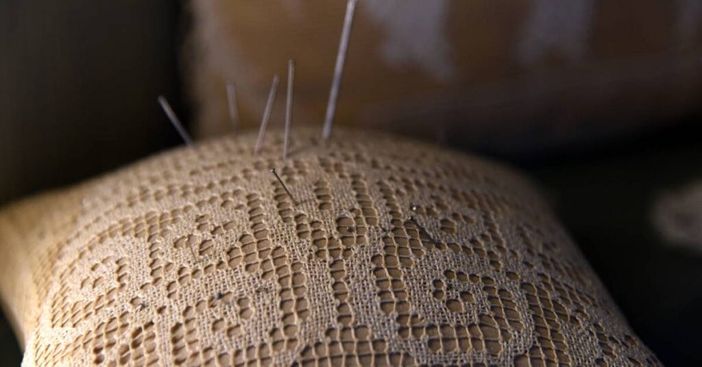 styl prowansalski koronkowe poduszki