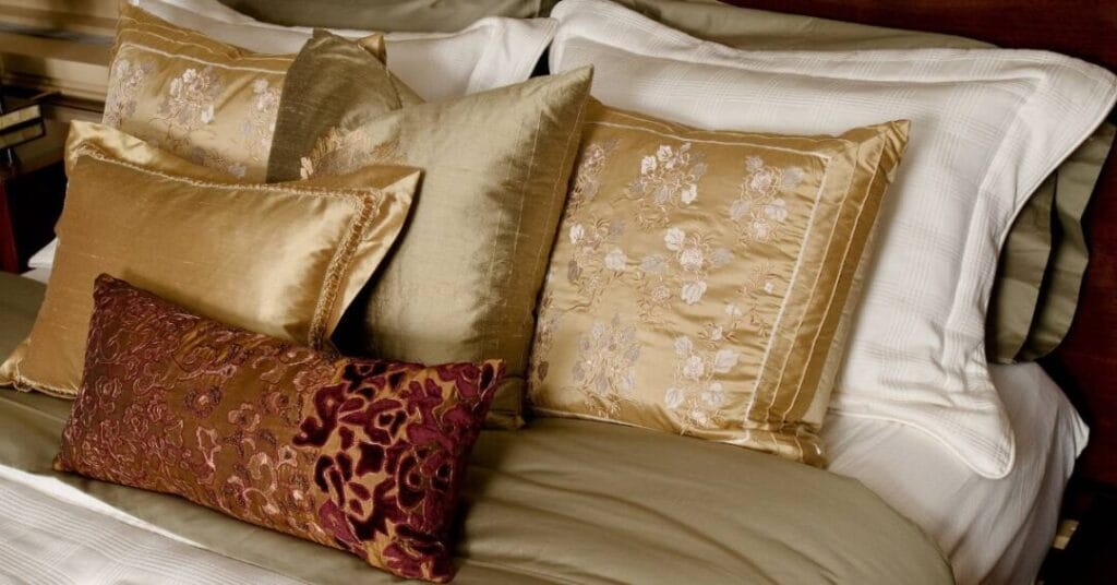 tkaniny poduszki satynowe