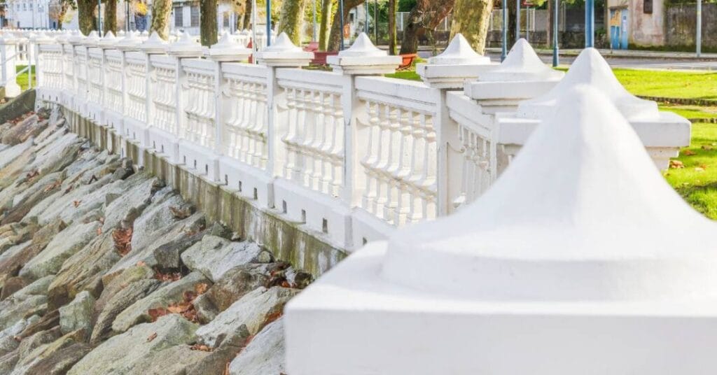 betonowe ogrodzenie park