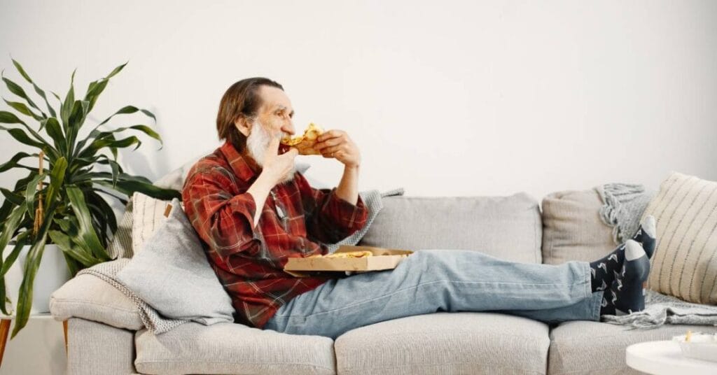 czyszczenie tapicerowanych mebli jedzenie na kanapie