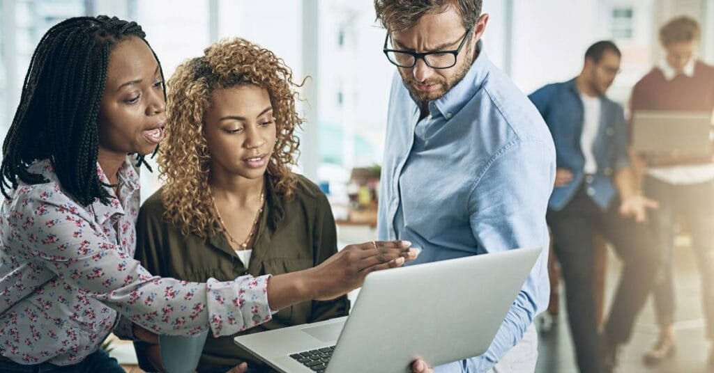 przerzucanie odpowiedzialnosci w pracy