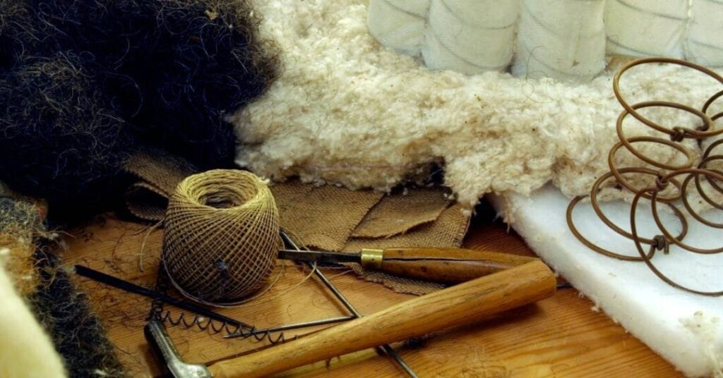 renowacja krzesla rozprute wnetrze mebla