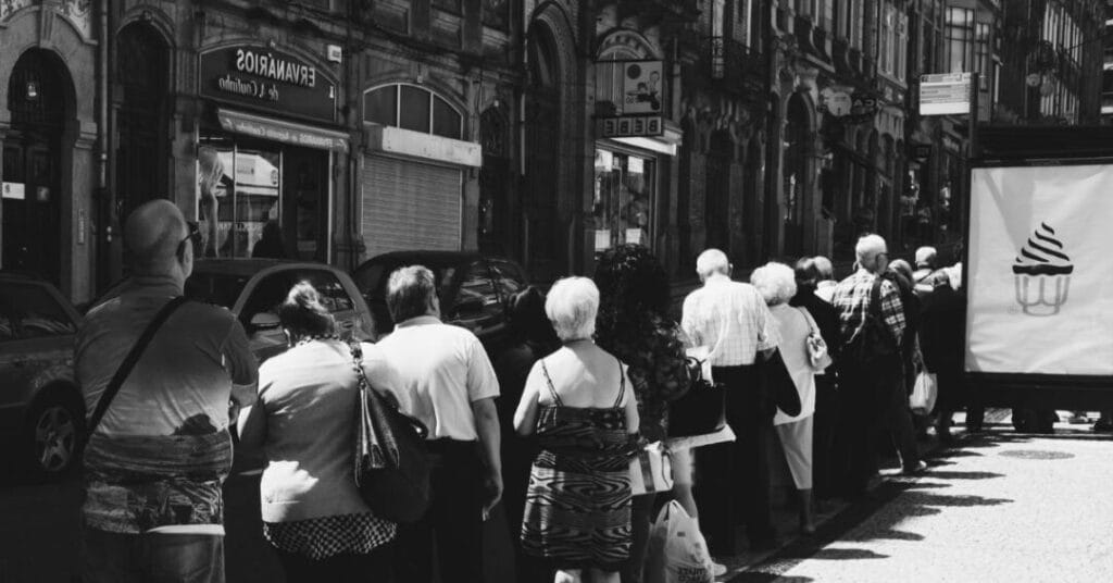 spoleczny dowod slusznosci kolejka do restauracji