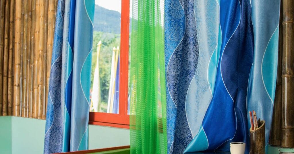 zaslony do salonu dlugie kolorowe zaslony