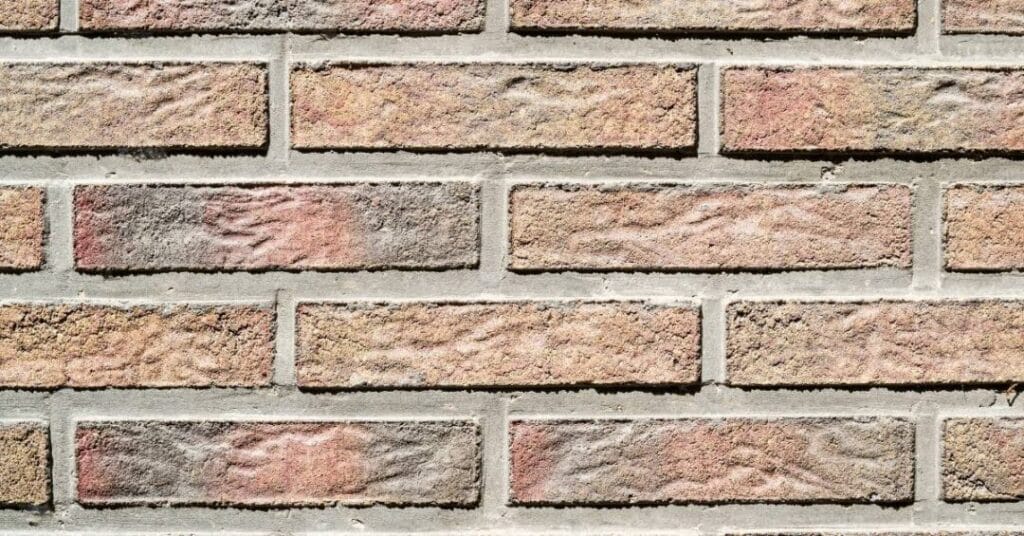 beton dekoracyjny sciana z cegiel