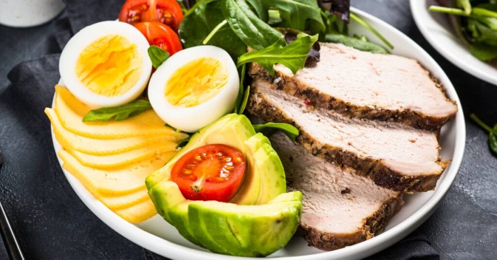 dieta ketogeniczna talerz z jedzeniem