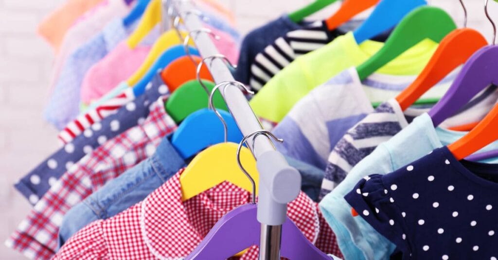 tkaniny dla dzieci ubranka na wieszakach