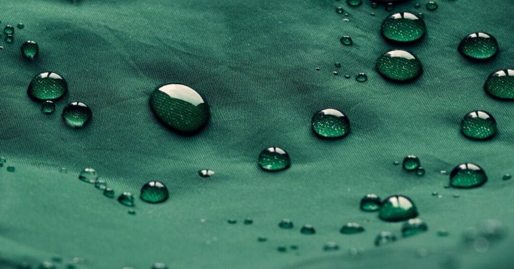 tkaniny wodoodporne i przeciwsloneczne krople wody